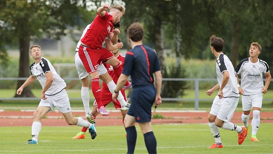Markus Gärtner (Rotes Trikot, hier beim Kopfball) war mit seinem Tor der Matchwinner des SV Mering im Spiel gegen Raisting. Der MSV feierte mit dem 1:0 gegen die Oberbayern den dritten Sieg im dritten Spiel. 		F.: Michael Hochgemuth