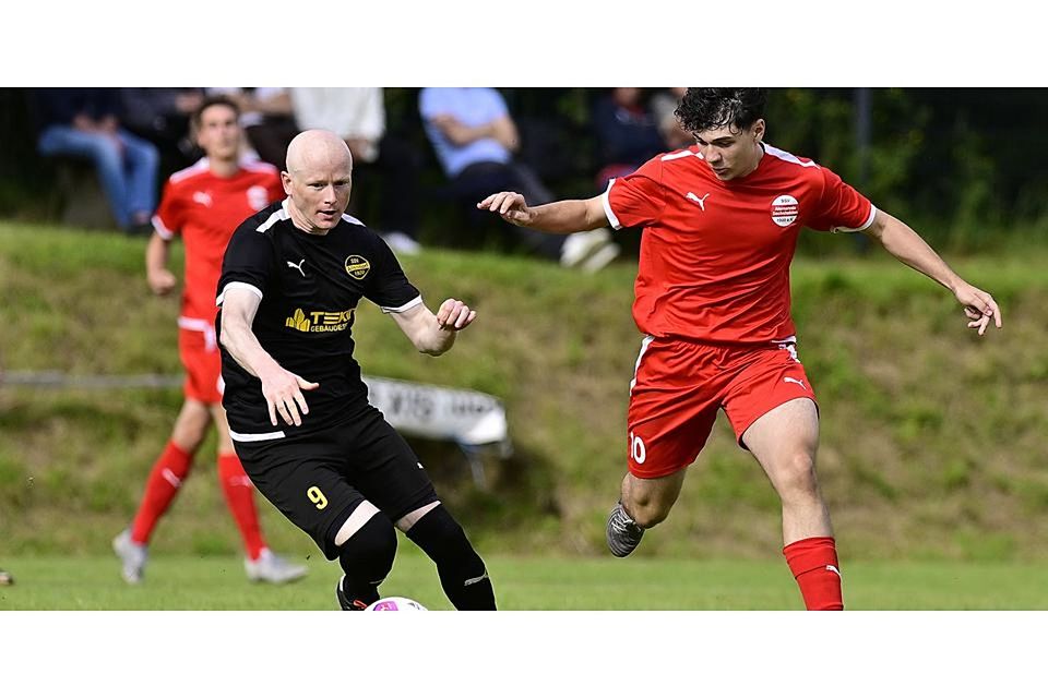 Florian Schwarz (l.) und seine Mitspieler vom SV Allendorf spüren in dieser Saison mehr Gegenwind, als ihnen lieb ist. In dieser Szene wirbelt Kerem Erdem vom SSV Sechshelden mit. Foto: Henrik Schneider © Henrik Schneider