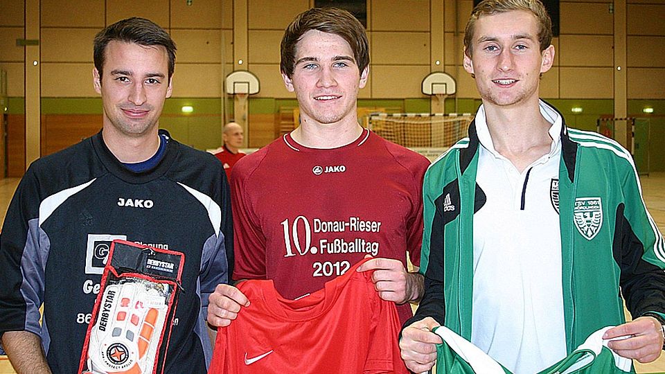 Die verliehenen Sonderpreise beim Turnier in Nördlingen (von links): Michael Barth (FSV Reimlingen) wurde zum besten Torhüter, Fabian Chlebisz (SpVgg Deiningen) zum besten Feldspieler gewählt. Robin Helmschrott (TSV Nördlingen II) war mit sieben Treffern erfolgreichster Torschütze.  Foto: jais
