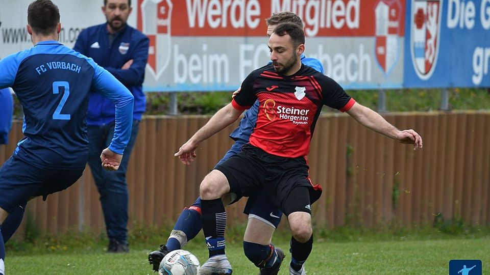 Der Haidenaaber Tolunay Kargi (in Schwarz-Rot) markierte beim 4:2 seines ASV in Neustadt den vierten Treffer für seine Farben. 