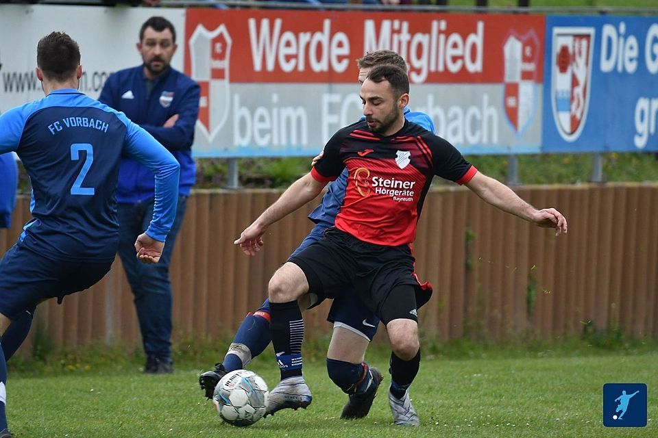 Der Haidenaaber Tolunay Kargi (in Schwarz-Rot) markierte beim 4:2 seines ASV in Neustadt den vierten Treffer für seine Farben. 