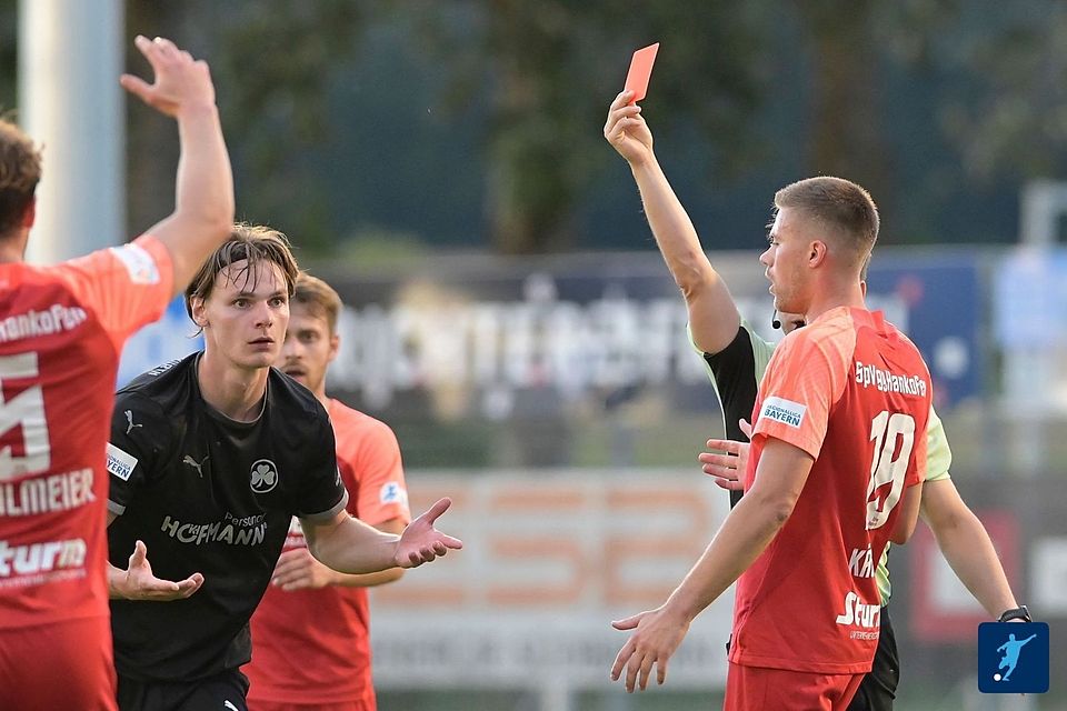 Mit entscheidende Szene im Hinspiel: Fürths Lado Akhalaia sieht glatt Rot. Am Ende konnte Hankofen zumindest ein 1:1 retten.