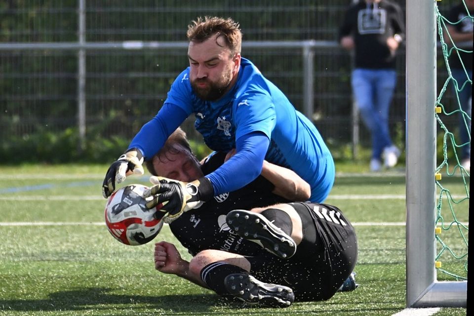 „Sind für die Einstellung und Me...(unten) gegen FFC-Torwart Josef Weizel | Foto: Achim Keller „Sind für die Einstellung und Mentalität am Schluss belohnt worden“: FVLB-Verteidiger Arno Leisinger (unten) gegen FFC-Torwart Josef Weizel