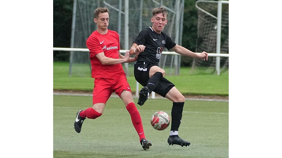 Den Ball im Blick: Steinbachs Benjamin Reimer (links) und Gro-Bieberaus Maurice Silhanek im Zweikampf. 	Foto: Thomas Zöller