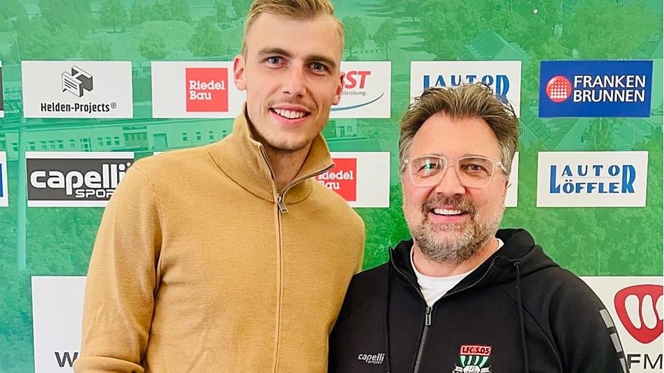 FC-Geschäftsführer Markus Wolf (re.) begrüßt den neuen Torhüter Toni Stahl.
