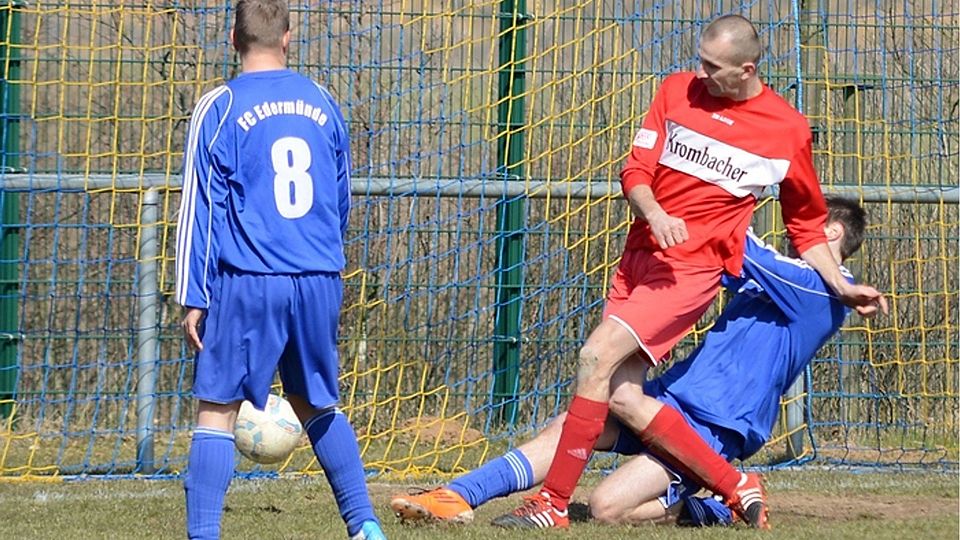 F: Christian Hedler Die SG Kehrenbach/Günsterode (rotes Trikot) steht am Wochenende vor einer Pflichtaufgabe.