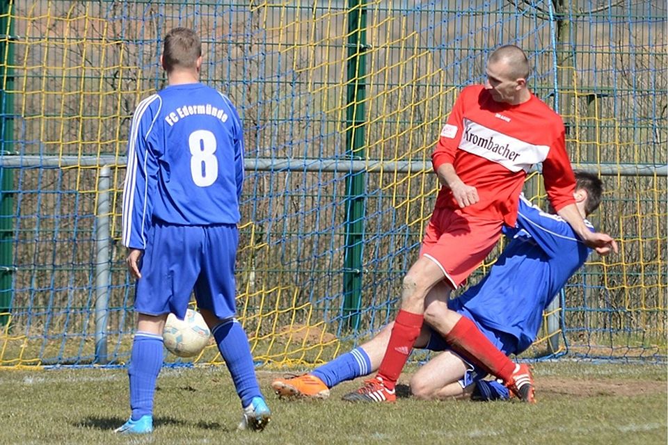 F: Christian Hedler Die SG Kehrenbach/Günsterode (rotes Trikot) steht am Wochenende vor einer Pflichtaufgabe.