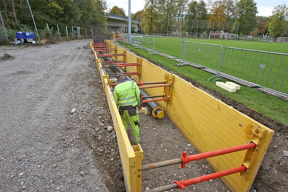 Nahwärme-Rohre werden auf dem Nebenplatz des SC Rot-Weiß Bad Tölz verlegt. Der Hauptplatz (rechts) ist durch Gitter abgetrennt und um einige Meter schmaler als bisher. Nahwärme-Rohre werden auf dem Nebenplatz des SC Rot-Weiß Bad Tölz verlegt. Der Hauptplatz (rechts) ist durch Gitter abgetrennt und um einige Meter schmaler als bisher.