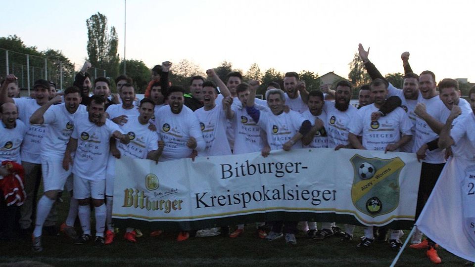 So sehen Sieger aus: SV Suryoye Worms gewinnt den Kreispokal. F: Wolff