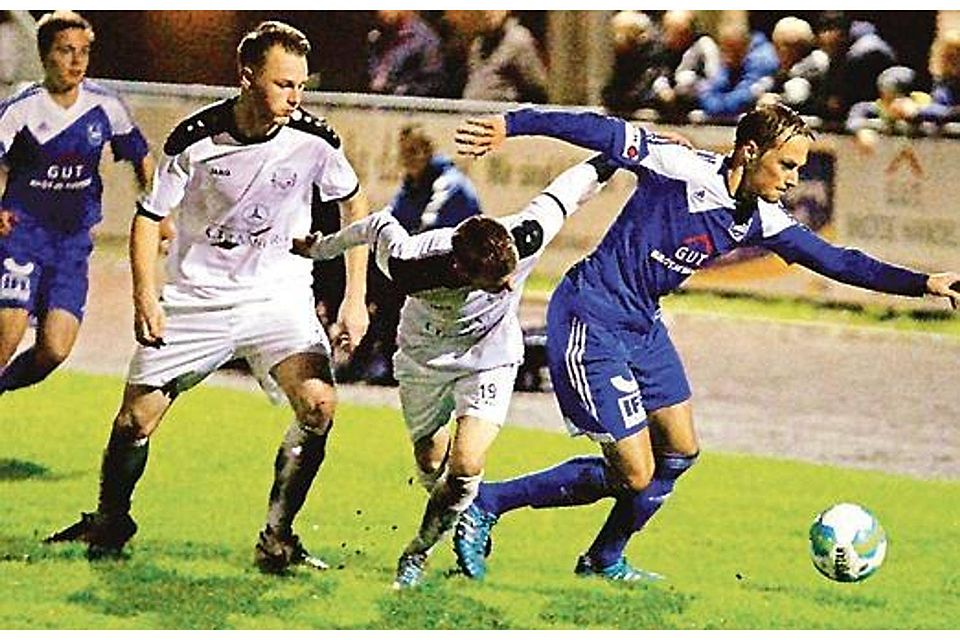 Schenkten sich nichts: die Spieler des FC Rastede (in blau) und der TSV  Ganderkesee (in weiß) Albert Rohloff