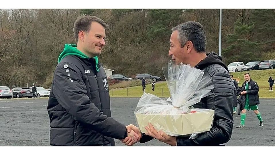 Für Simon Schuster (l.) endete mit dem 2:1-Erfolg des Fußball-A-Ligisten TuS Driedorf in Hörbach eine erfolgreiche Zeit als Co-Trainer der ersten Mannschaft. © Kai Harnack/TuS Driedorf