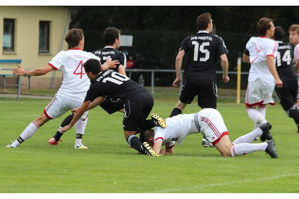 Der VfB Mantel (schwarzes Trikot) kam zuhause gegen den SC Eschenbach nur zu einem 1:1. >F: Schraml
