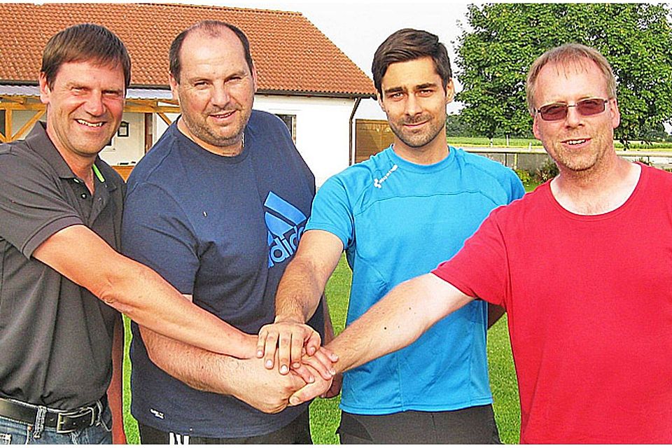 Sie machen künftig gemeinsame Sache: (von links) Gerhard Wagner (Vorsitzender FC Buchloe), Christian Hoppe (Abteilungsleiter SCL), Timo Keppeler (Trainer) und Ralf Klamert (Vorsitzender SCL).  Foto: Roland Blochum