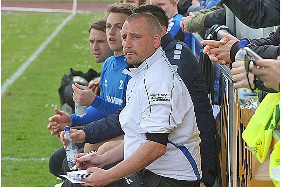 Alex Bartl ärgert sich über die Niederlage des Kissinger SC gegen den TSV Meitingen.  Foto: Michael Hochgemuth