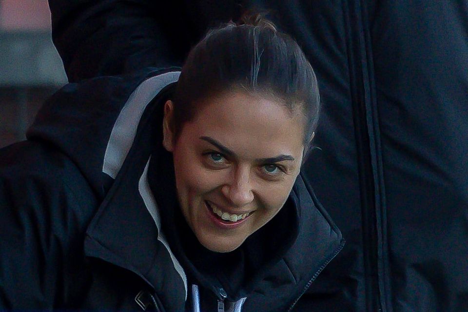 FCI-Trainerin Sabrina Wittmann wurde zu ihrer eigenen Überraschung gebeten, ein Löwen-Trikot zu signieren.