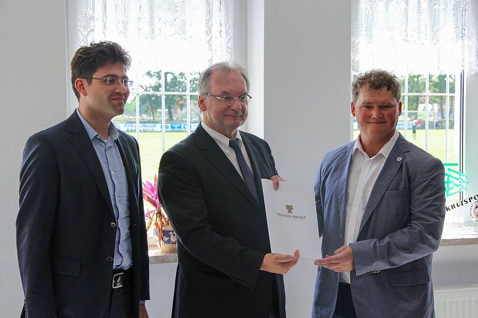 Ministerpräsident Dr. Haseloff übergibt Förderungsbescheid an den SV Germania 08 Roßlau e.V.  (F. Verein)