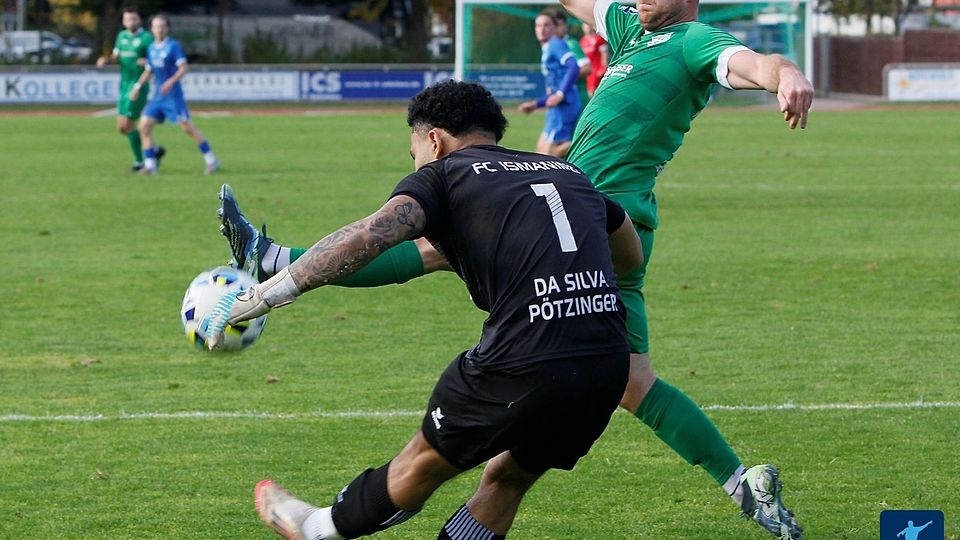 Das lange Bein von Simon Gruber blockt den Ball, danach konnte der Nördlinger Torjäger den Ball zum Siegtreffer in die Ismaninger Maschen schieben.