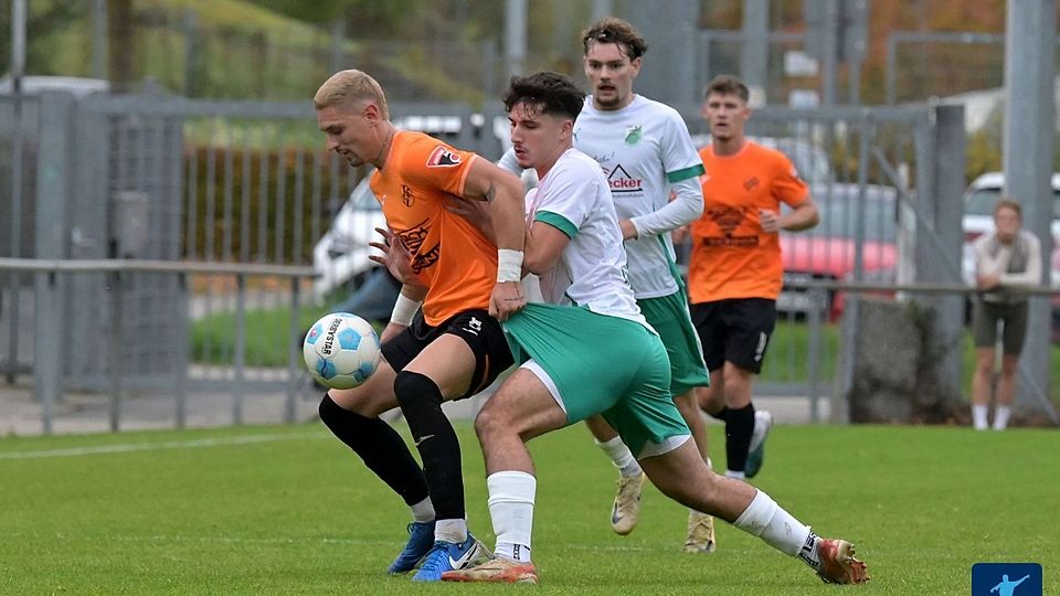 Zuzenhausen (weiß-grün) und Pforzheim treffen sich am Samstag zum Rückspiel.
