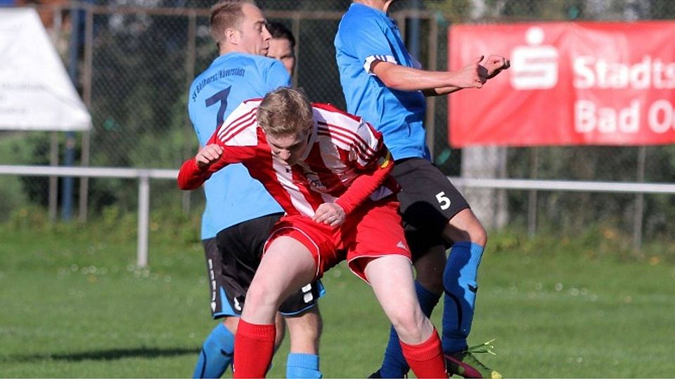 In Deckung geht in dieser Szene der Rehmer Mannschaftskapitän Julian Führer (vorne).
