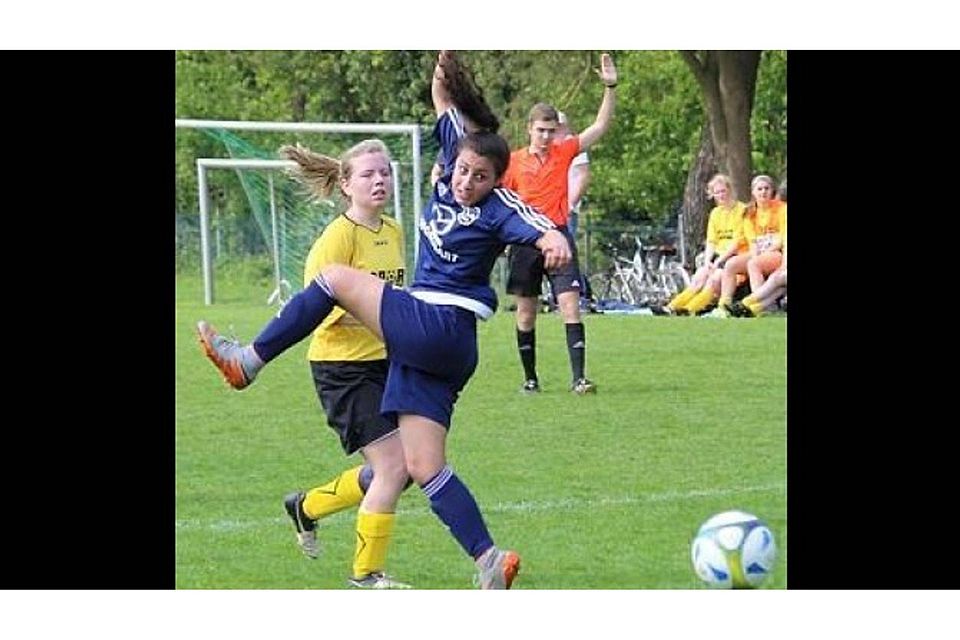 Überraschender Sieg gegen den Tabellenführer: Stenums Frauen um Janine Celik (blaues Trikot) gewannen mit 3:0 gegen Michael Hiller