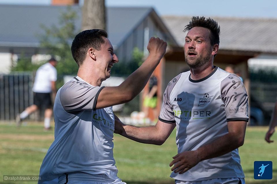 Max Wildies (links) und Philipp Kiebert (rechts) feierten zusammen schon Aufstiege, trauerten bei Abstiegen. Ab kommende Saison ist Max Wildies die rechte Hand des Trainers Philipp Kiebert auf dem Feld.