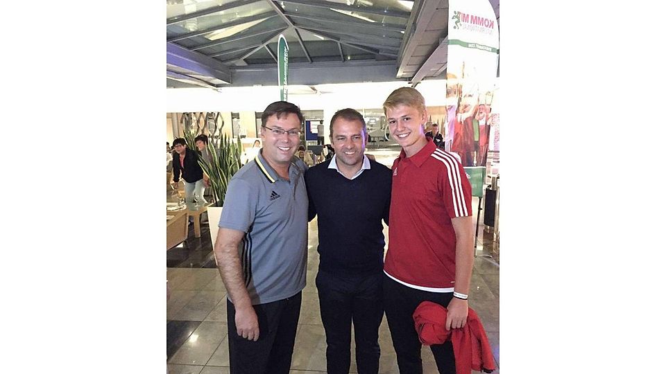 Justin Jerzy (r.) mit DFB-Sportdirektor Hansi Flick (Mitte) und dem Kreisvorsitzenden Dirk Gärtner (l.). Foto: SF Vorst