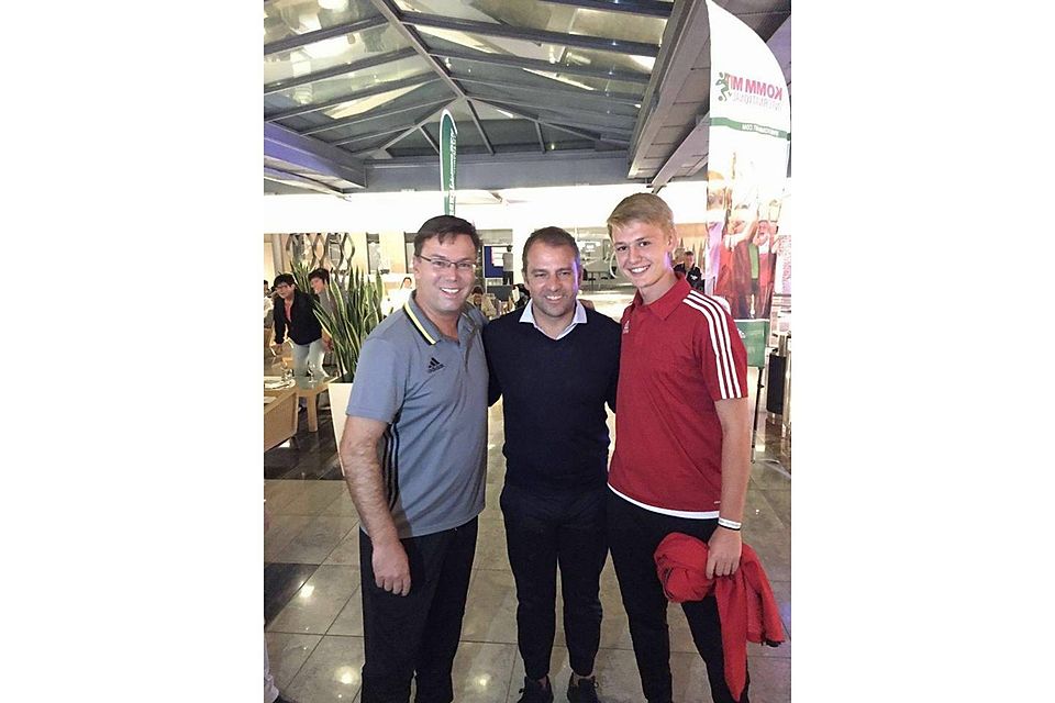 Justin Jerzy (r.) mit DFB-Sportdirektor Hansi Flick (Mitte) und dem Kreisvorsitzenden Dirk Gärtner (l.). Foto: SF Vorst