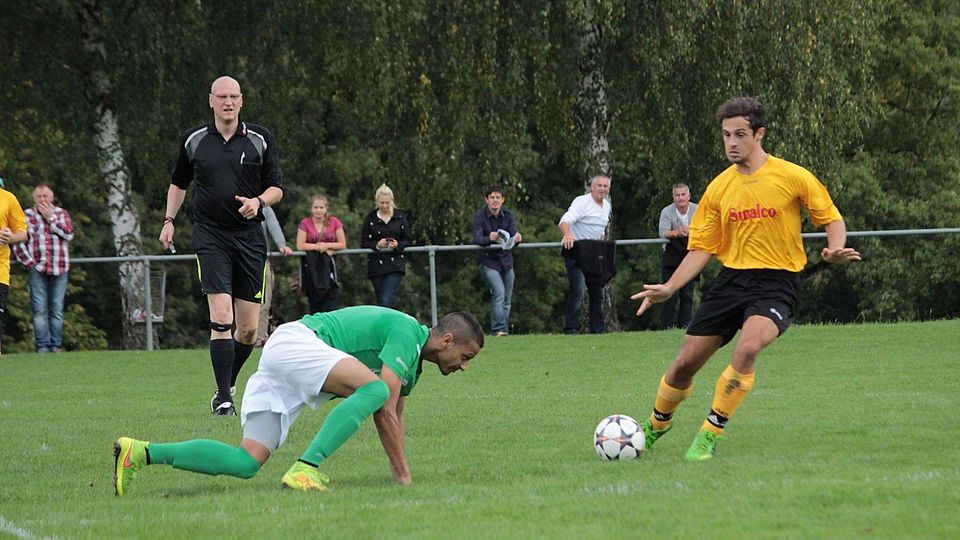 Der TSV Sulzbach (grünes Trikot R.Tezera) geriet in Katzental ins Straucheln   Foto: Sarah John