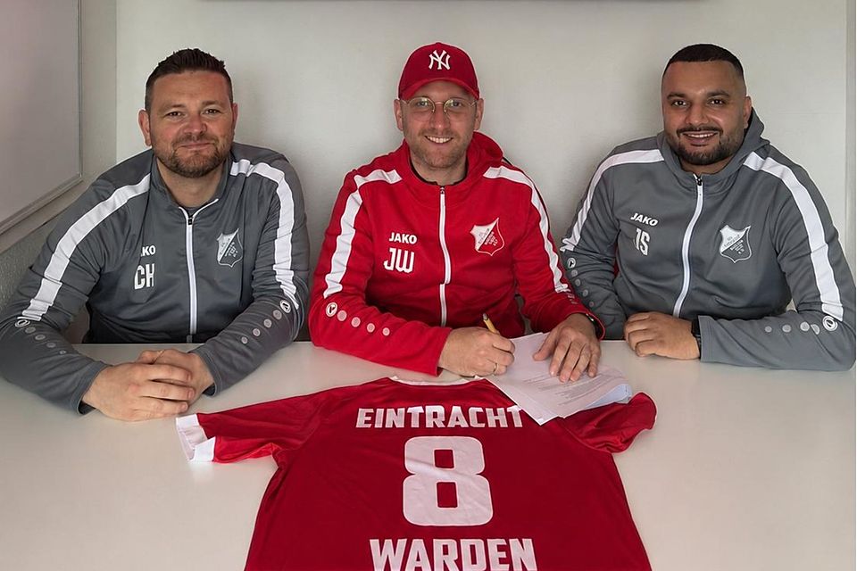 Jannis Wetzelaer (mitte) wechselt vom Spielfeld auf die Trainerbank.