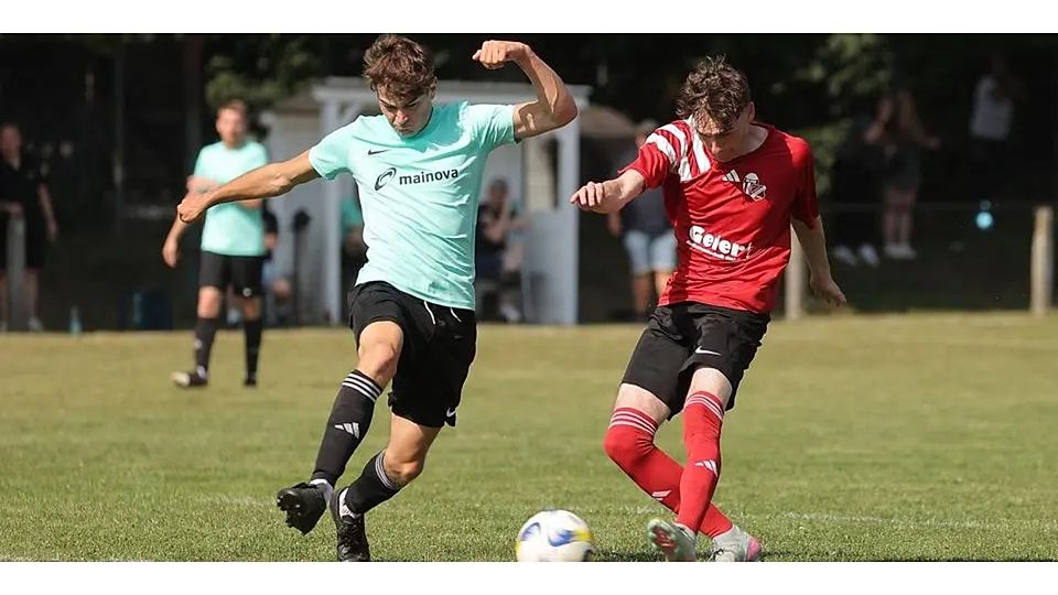 Abschlussstark: Torjäger Moritz Müller (r., hier gegen Aartals Nils Rücker) und die SG Sinn/Hörbach mischen derzeit die A-Liga auf. © Jonathan Ortmann