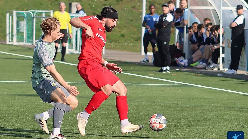 Auch der Dreierpack von Erray Öztürk (hier im roten Trikot im Duell um den Ball mit Gau-Odernsheims David Nadkanski) in der Vorwoche gegen den SV Horchheim brachte der Hassia keine Punkte.