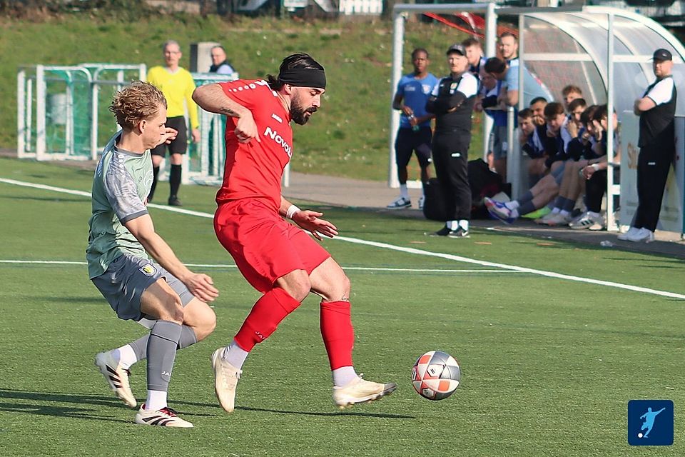 Auch der Dreierpack von Erray Öztürk (hier im roten Trikot im Duell um den Ball mit Gau-Odernsheims David Nadkanski) in der Vorwoche gegen den SV Horchheim brachte der Hassia keine Punkte.