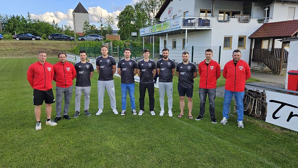 Von links nach rechts:  Stefan Schmidl, Co Trainer Daniel Müßig, Markus Braun, Philipp Guth, Stefan Heimler, Stefan Müller, Benni Huber, Michael Erras, 2. Abteilungsleiter Martin Heimler, 1. Abteilungsleiter Uli Weitze