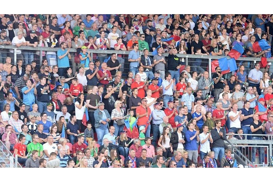 Dafür kann man schon mal aufstehen: Zufriedene Zuschauer auf der Tribüne beim Spiel gegen Hannover. FOTO: HEMPEL