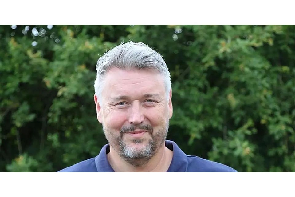 Trainer Carsten Grundmann hat beim Fußball-Kreisoberligisten SSV Frohnhausen vorzeitig verlängert. © SSV Frohnhausen