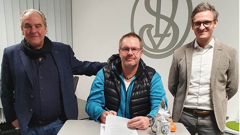 Landshut Vorstandsvorsitzender Manfred Maier (li.) und Sportvorstand Benedikt Neumeier (re.) nehmen Neu-Coach Christian Endler in die Mitte 