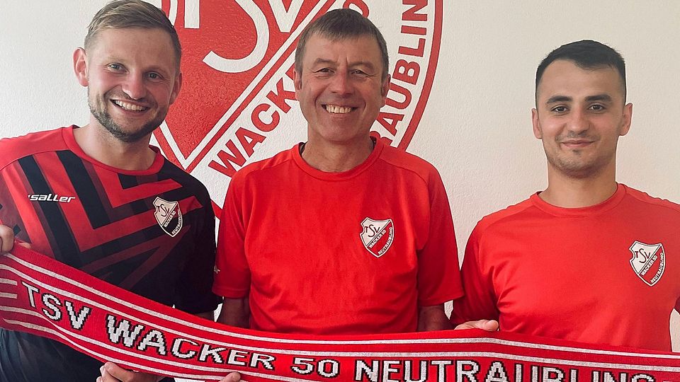 Neutraublings Abteilungsleiter Alexander Eirich (links) stellt das neue Trainerduo um Chefcoach Wojciech Ploskon (Mitte) und Co-Spielertrainer Enis Saramati vor.