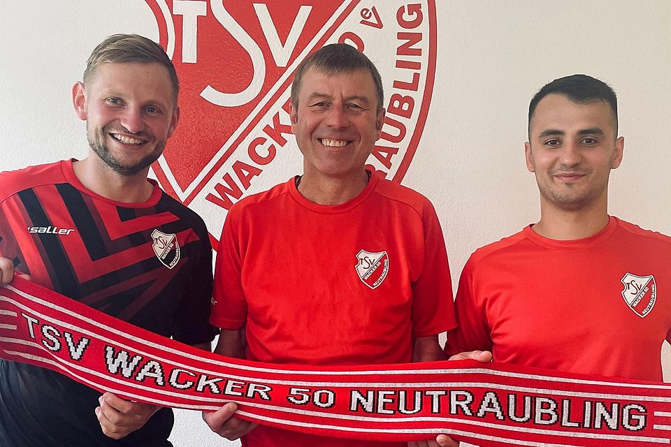Neutraublings Abteilungsleiter Alexander Eirich (links) stellt das neue Trainerduo um Chefcoach Wojciech Ploskon (Mitte) und Co-Spielertrainer Enis Saramati vor.