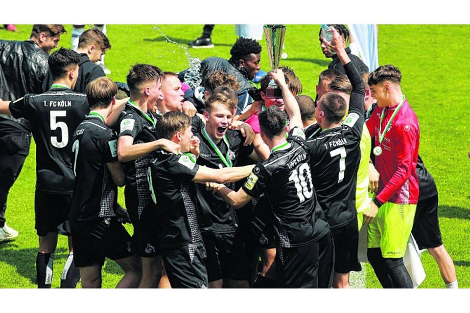 Grenzenloser Jubel nach dem Abpfiff: Die FC-Junioren feiern den den Gewinn des FVM-Pokals. Fotos: Bucco