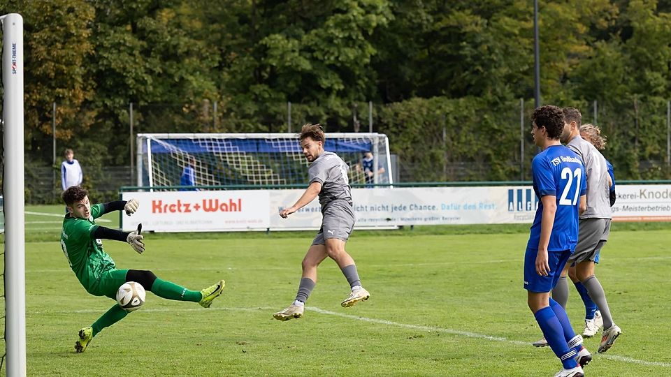 Ein ganz wichtiger Treffer: Johannes Münch, der schon das 1:0 erzielt hatte, traf für Gräfelfing gegen Großhadern zum 3:0, dem noch zwei Tore der Gäste folgten.