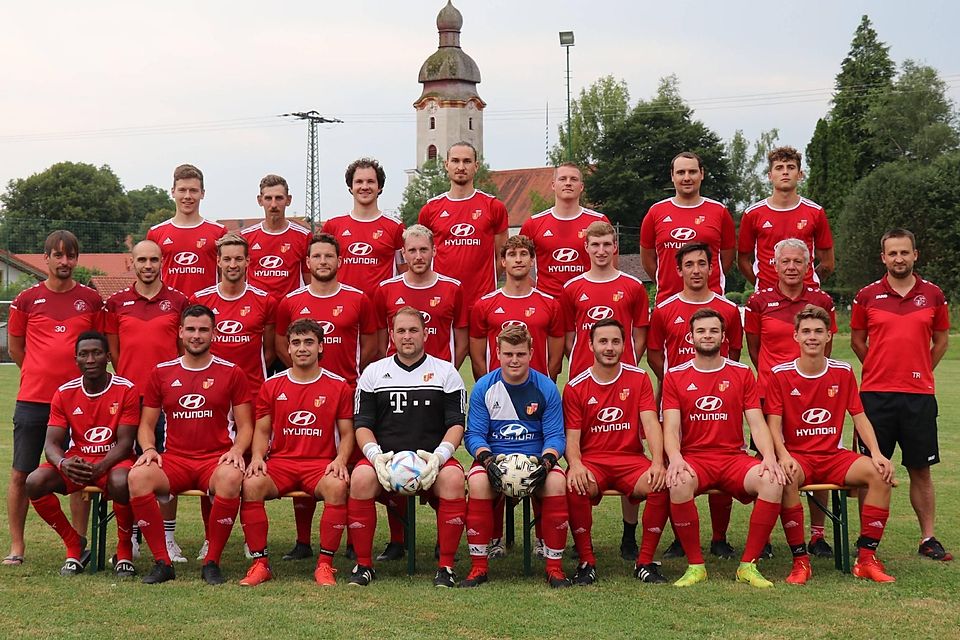 Die SG Ascholding/Thanning in der Saison 2022/23: (hi., v.li.) Georg Feger, Michael Holzer, Peter Poschenrieder, Peter Seidl, Beppo Gröbmair, Matthias Schöpf, Maxi Rieger, (Mi., v.li.) Michael Nikolic (Abteilungsleiter FA Thanning), Hansi Makrutzki (Abteilungsleiter SV Ascholding), Philip von Jagemann, Marinus Poschenrieder, Max Müller, Christian Klein, Moritz Huber, Christian Lasch, Guido Herberth (Trainer), Basti Marmetschke (Co-Trainer), (vo., v.li.) Ninou Badiane, Sebastian Feichtmair, Thomas Kopp, Stefan Wohlfarter, Andreas Bauer, Sebastian Stauder, Hansi Detter und Ferdinand Möß. Auf dem Bild fehlen: Dominik Veitinger, Tiago de Lima Gomes, Florian Aichler und Kilian Ketterl. Die SG Ascholding/Thanning in der Saison 2022/23: (hi., v.li.) Georg Feger, Michael Holzer, Peter Poschenrieder, Peter Seidl, Beppo Gröbmair, Matthias Schöpf, Maxi Rieger, (Mi., v.li.) Michael Nikolic (Abteilungsleiter FA Thanning), Hansi Makrutzki (Abteilungsleiter SV Ascholding), Philip von Jagemann, Marinus Poschenrieder, Max Müller, Christian Klein, Moritz Huber, Christian Lasch, Guido Herberth (Trainer), Basti Marmetschke (Co-Trainer), (vo., v.li.) Ninou Badiane, Sebastian Feichtmair, Thomas Kopp, Stefan Wohlfarter, Andreas Bauer, Sebastian Stauder, Hansi Detter und Ferdinand Möß. Auf dem Bild fehlen: Dominik Veitinger, Tiago de Lima Gomes, Florian Aichler und Kilian Ketterl.