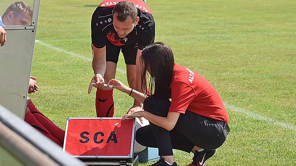 In welche Trickkiste wird Altenmünsters neuer Trainer Peter Ferme bei der Premiere greifen? Rechts Betreuerin Sophia Hartmann.