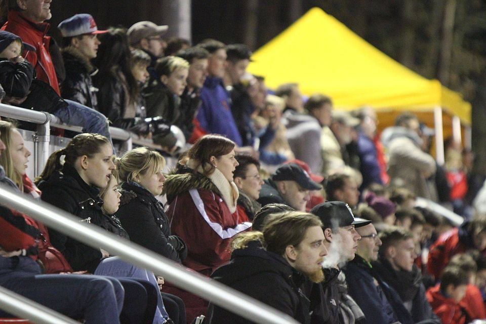 Volles Haus in der Bieselheide: 175 Zuschauer haben die Teams in der 1. Kreisklasse selten. In Glienicke sahen die Fans ein gutes Derby auf Augenhöhe.Foto: Schütz Volles Haus in der Bieselheide: 175 Zuschauer haben die Teams in der 1. Kreisklasse selten. In Glienicke sahen die Fans ein gutes Derby auf Augenhöhe.Foto: Schütz