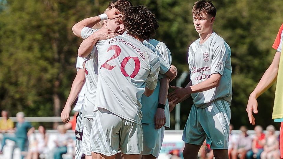 Jubelte nach 120 Minuten über den Nichtabstieg: Der TSV Oberalting-Seefeld.
