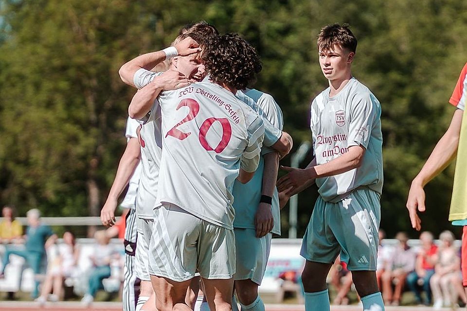 Jubelte nach 120 Minuten über den Nichtabstieg: Der TSV Oberalting-Seefeld.