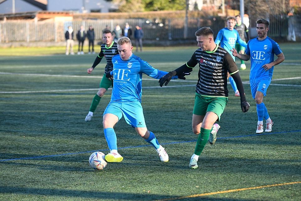 Gut im Griff hatten die Geretsrieder um (dunkle Trikots, v.li.) Thomas Puscher und Kenan Numanovic meist die Karlsfelder Angreifer wie Vitus Vochatzer. Am Ende siegte der TuS mit 1:0.