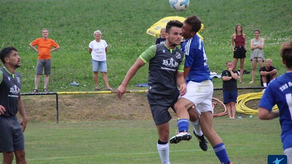 Nächstem Favoriten ein Schnippchen geschlagen: Liganeuling FC Großalbershof (in Grau) avancierte beim 3:1 in Ensdorf ein weiteres Mal zum "Schreck der Ambitionierten" in der Kreisklasse Süd.