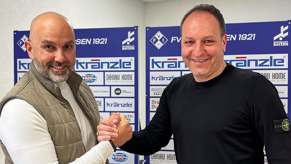 Hand drauf: Holger Bachthaler (r.) bleibt für zwei weitere Jahre Cheftrainer des FV Illertissen.