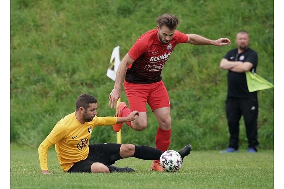 Christofer Helm (gelbes Trikot) und die SG Mossautal dürfen vom Aufstieg in die B-Liga träumen. 	Archivfoto: Herbert Krämer