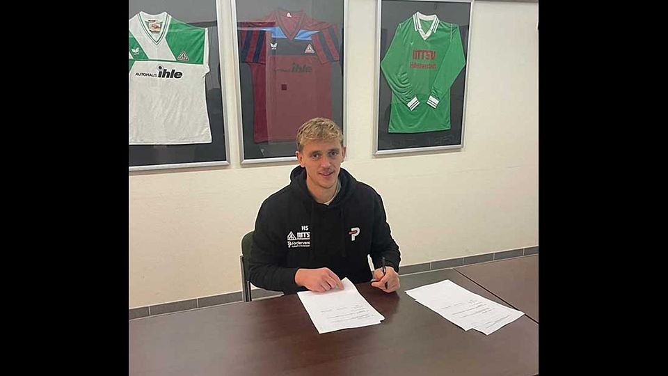 Hinrich Schröder nach der Vertragsunterschrift.